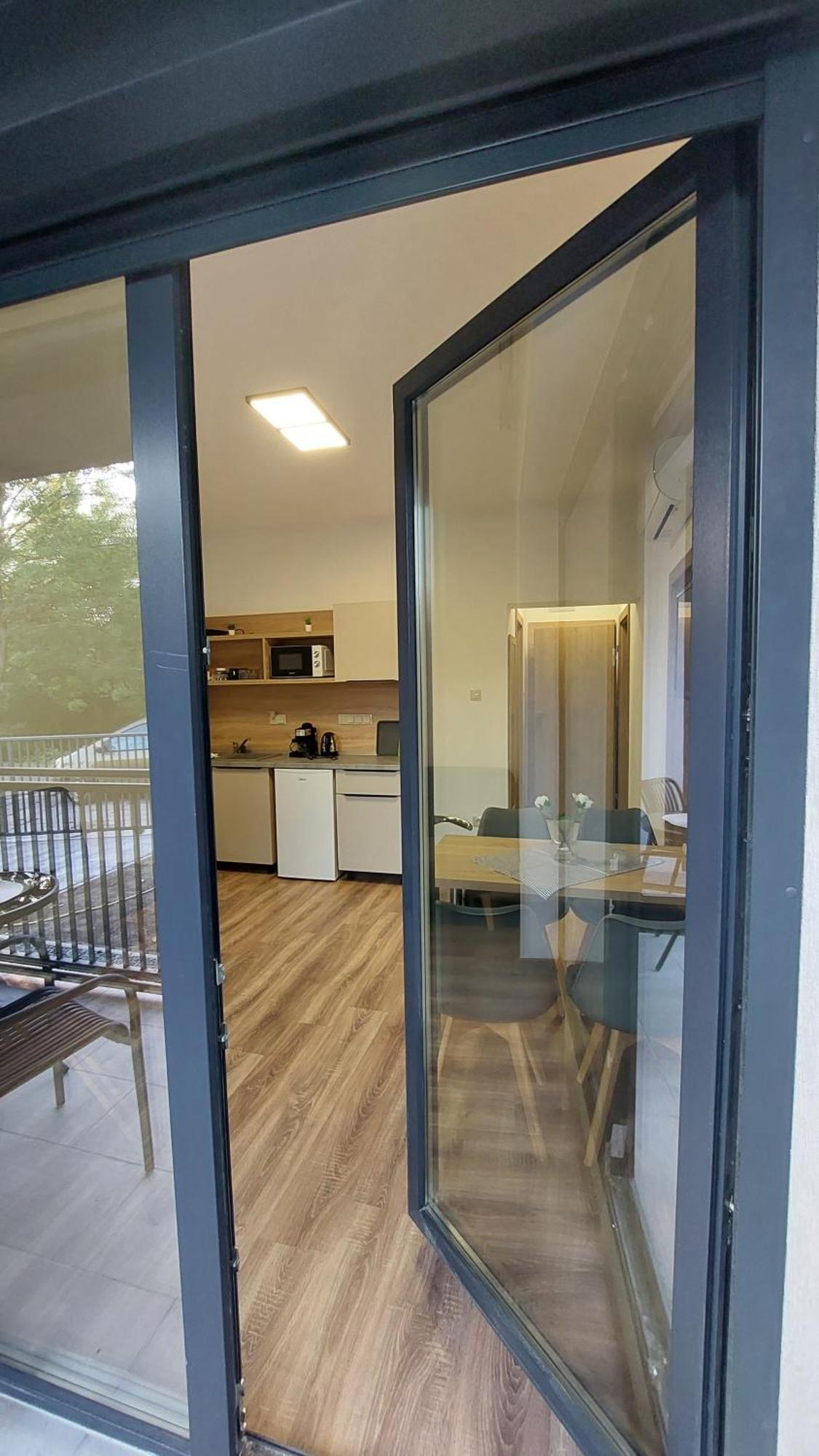 Csaladi Kikoeto Apartman 久洛 外观 照片
