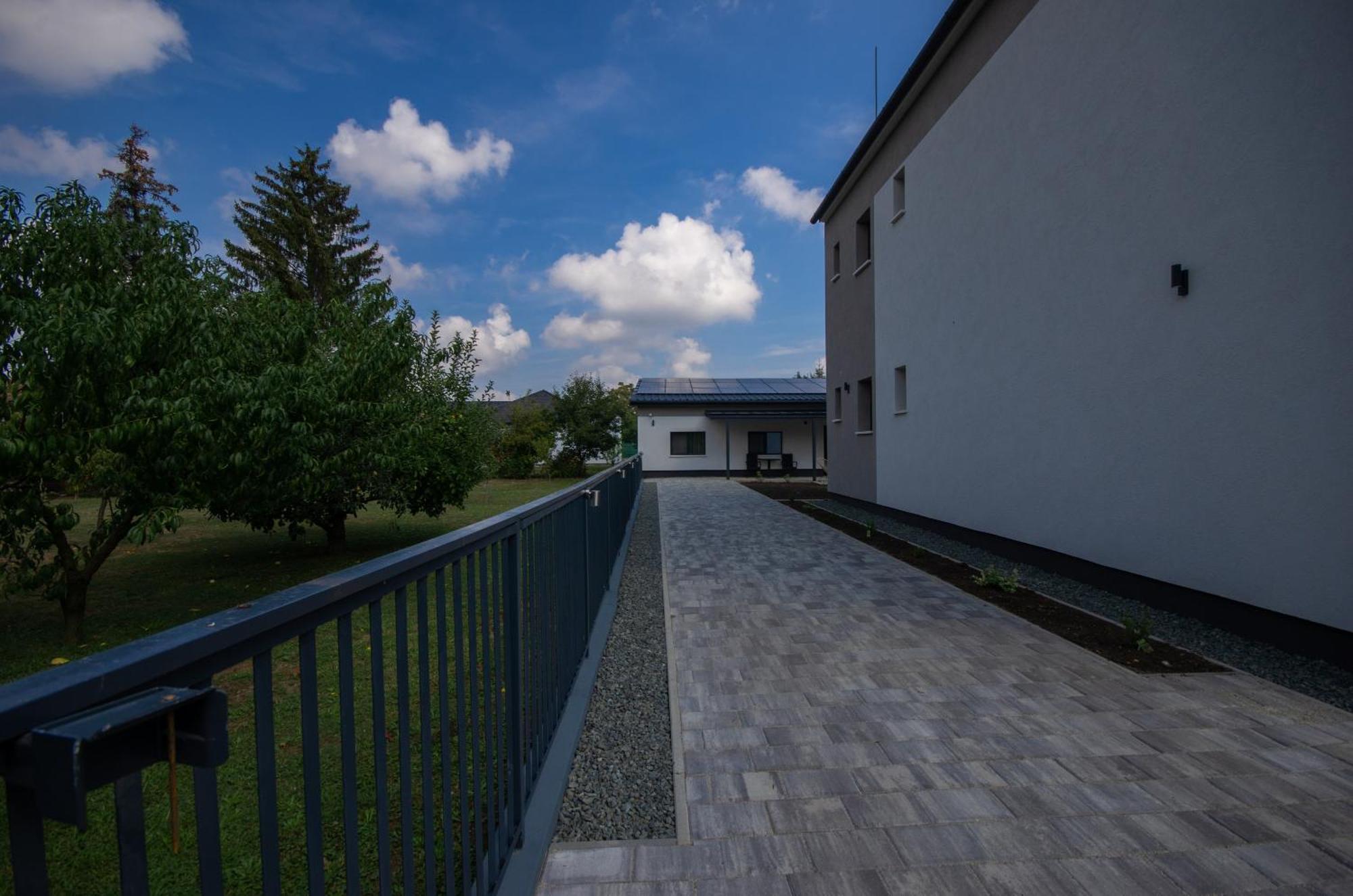 Csaladi Kikoeto Apartman 久洛 外观 照片