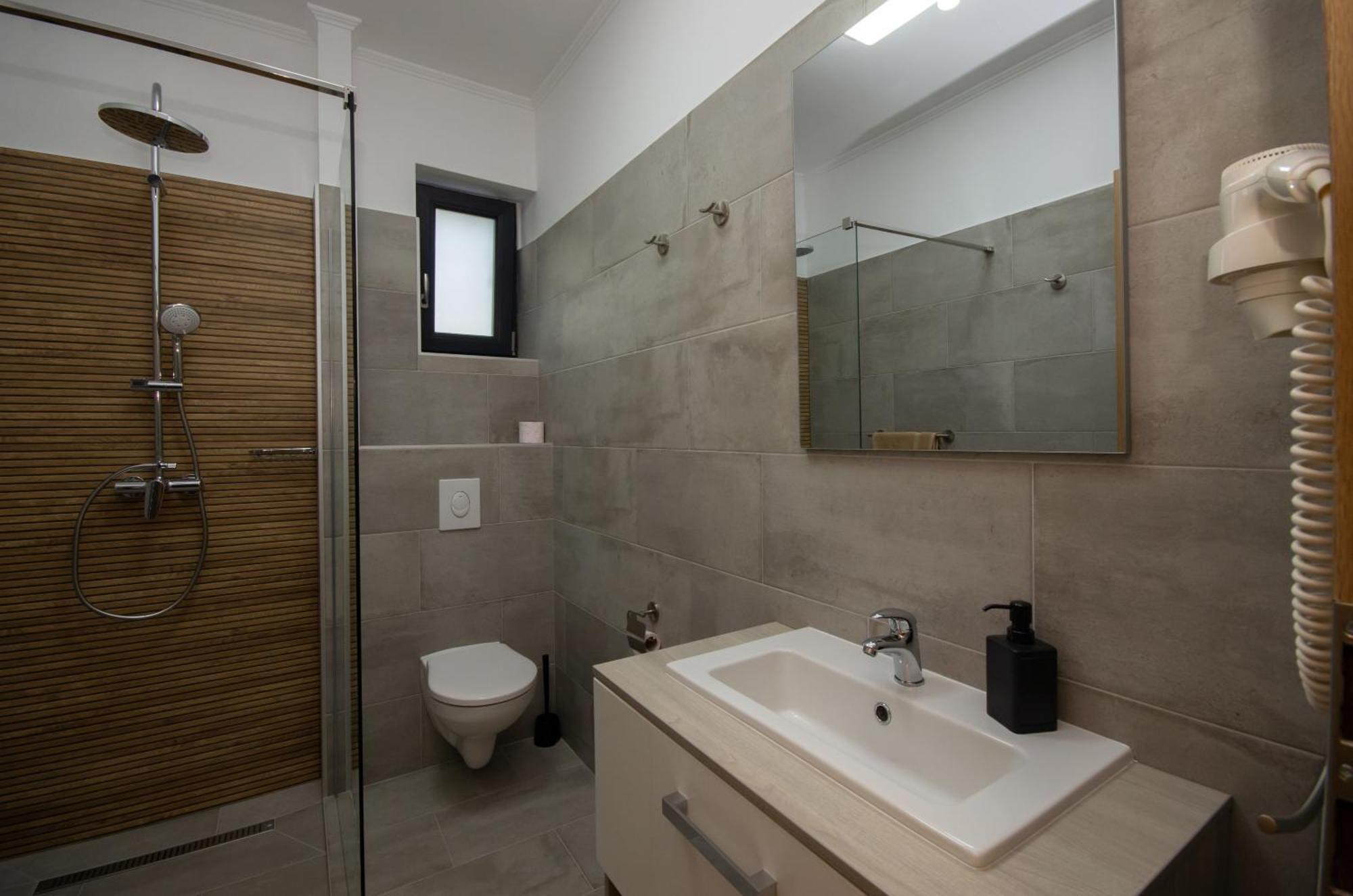 Csaladi Kikoeto Apartman 久洛 外观 照片