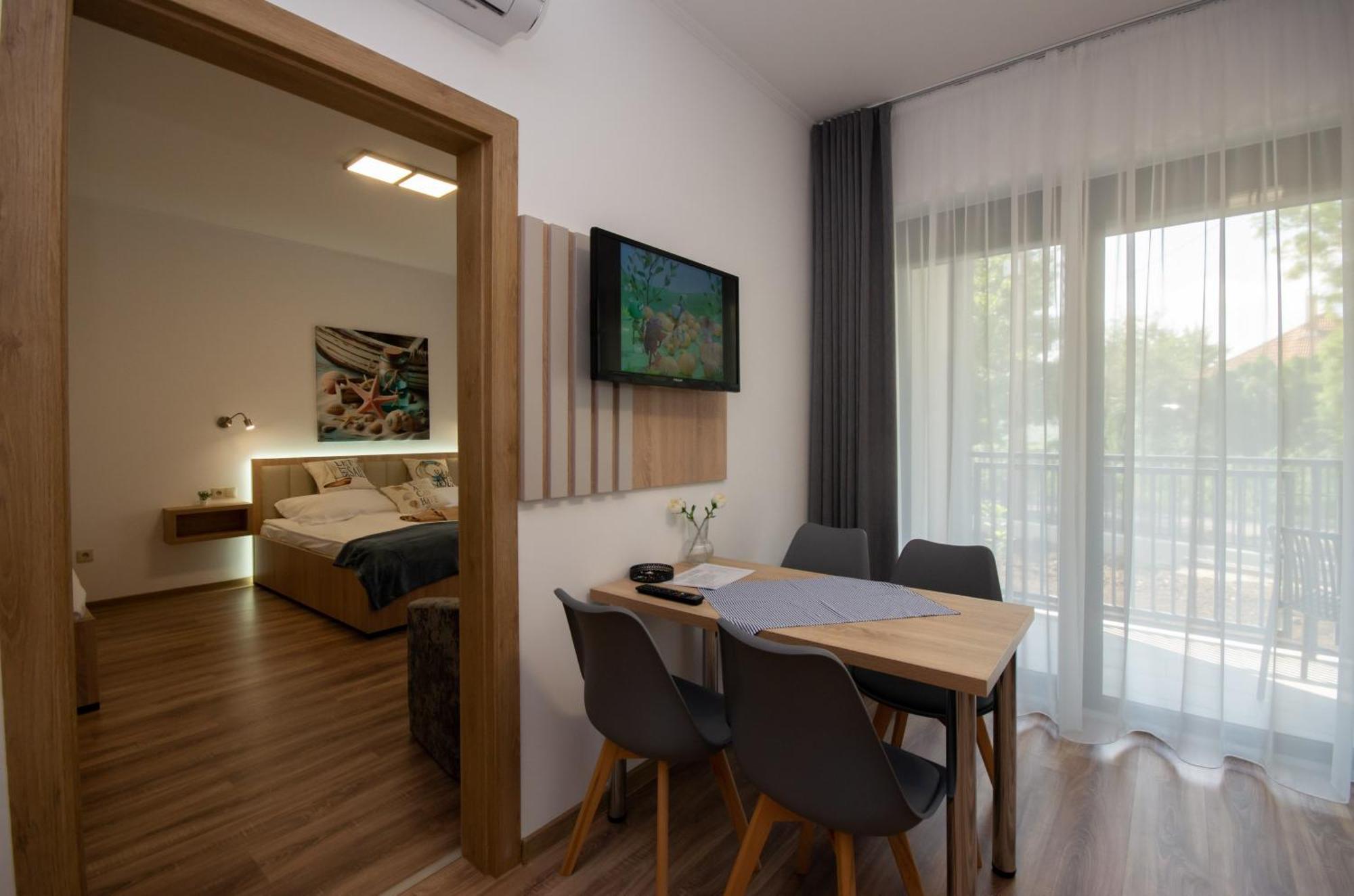 Csaladi Kikoeto Apartman 久洛 外观 照片
