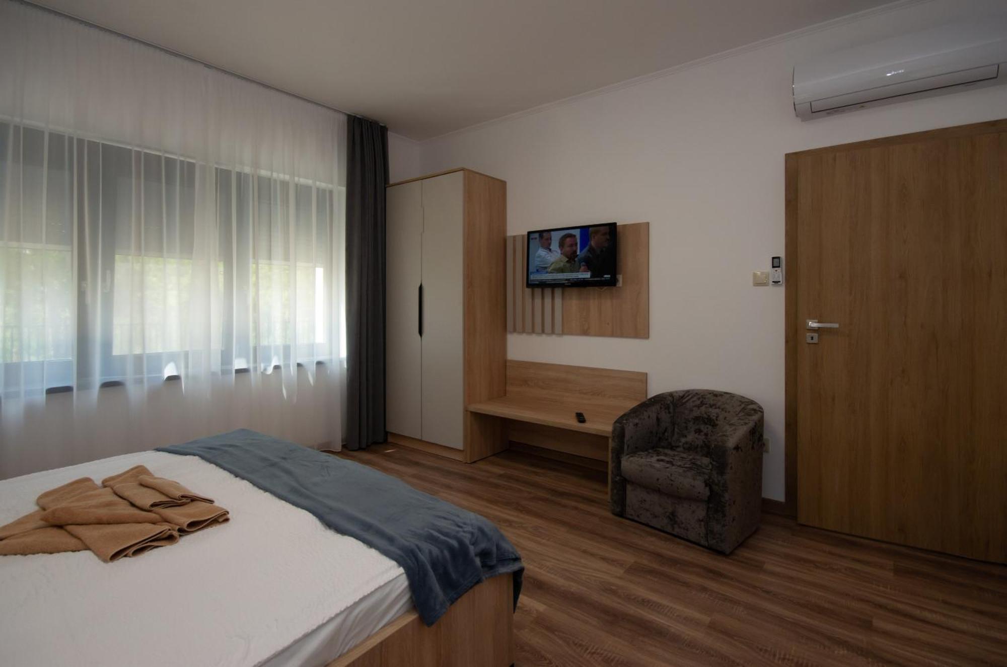 Csaladi Kikoeto Apartman 久洛 外观 照片